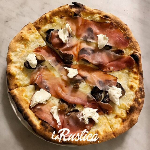 Tu non sei come le altre, tu sai come distinguerti, tu rendi unici i momenti con te.
Tu sei... 𝐒𝐏𝐄𝐂𝐈𝐀𝐋𝐄 (𝐧.𝟏 😅) 

Mozzarella, formaggio spalmabile, funghi, speck. 💣

Scopri questa e le altre Pizze Speciali del nostro Menù 👇
Ti ricordiamo che oggi è attivo DeliveRustica! 🛵

📙 𝐌𝐄𝐍𝐔 https://pizzeriarustica.net/menu
🚚 𝐎𝐑𝐃𝐈𝐍𝐀 https://www.pizzeriarustica.net/contatti
🍽️ 𝐏𝐑𝐄𝐍𝐎𝐓𝐀 https://pizzeriarustica.net/prenota-il-tuo-tavolo
📲 333 701 5907
☎️ 080 964 7541

#pizzeriarustica #pizza #santeramo #pizzalover #pizzalovers #pizzalove #pizzatime